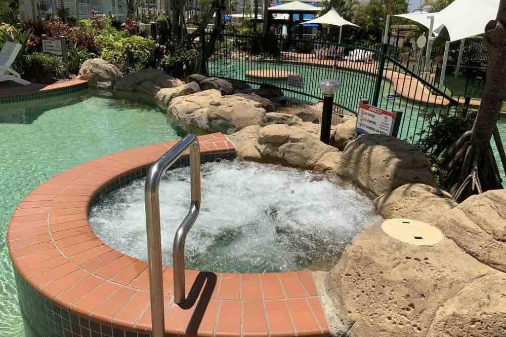 Ocean View - Alexandra Headlands Beachfront Unit 外观 照片